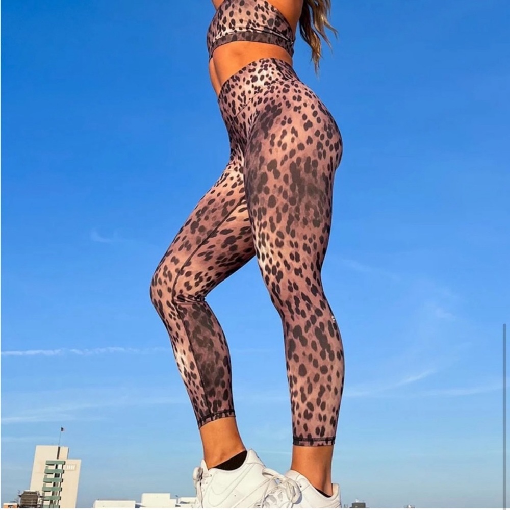 Fabletics Boost Powerhold Black/Spotted Leopard Leggings size medium
